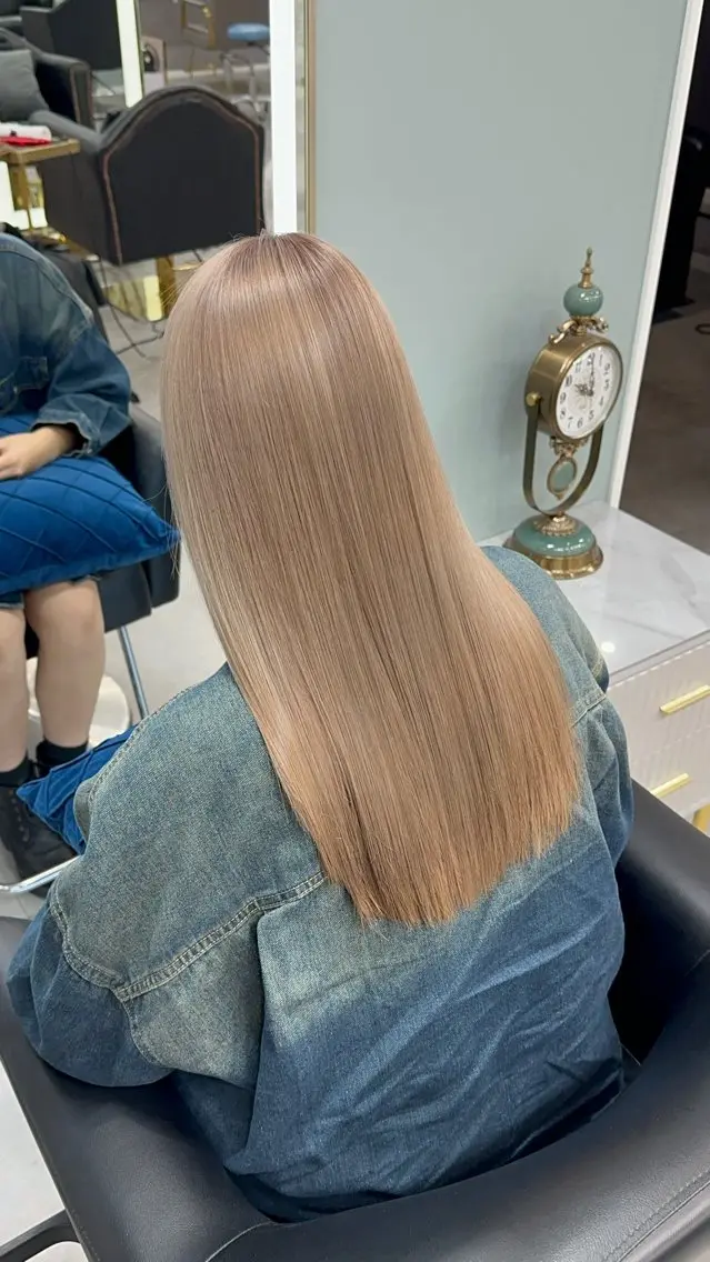 セミロング ヘアカラー 韓国風　白髪ぼかし NAOTOのヘアスタイル
