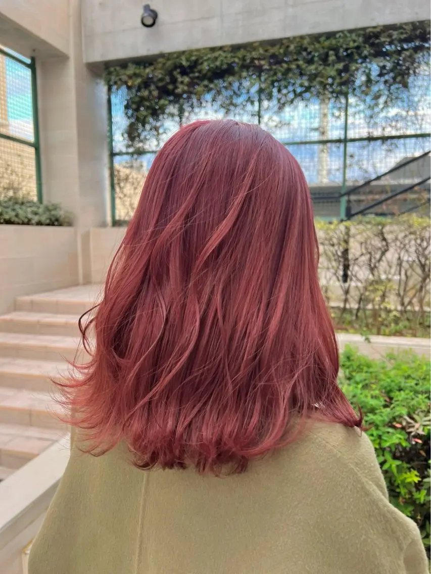 ミディアム カラー ブリーチ ピンクカラー レッドカラー ヘアカラー トリートメント 透明感/ハイトーン ／レッドカラー🍓のヘアスタイル