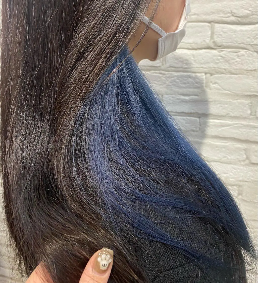 ロング カラー メンズ メンズブリーチ ブリーチ ブルーカラー ネイビーカラー カット ヘアカラー トリートメント マンツーマンサロン 🤍Tanakaのヘアスタイル