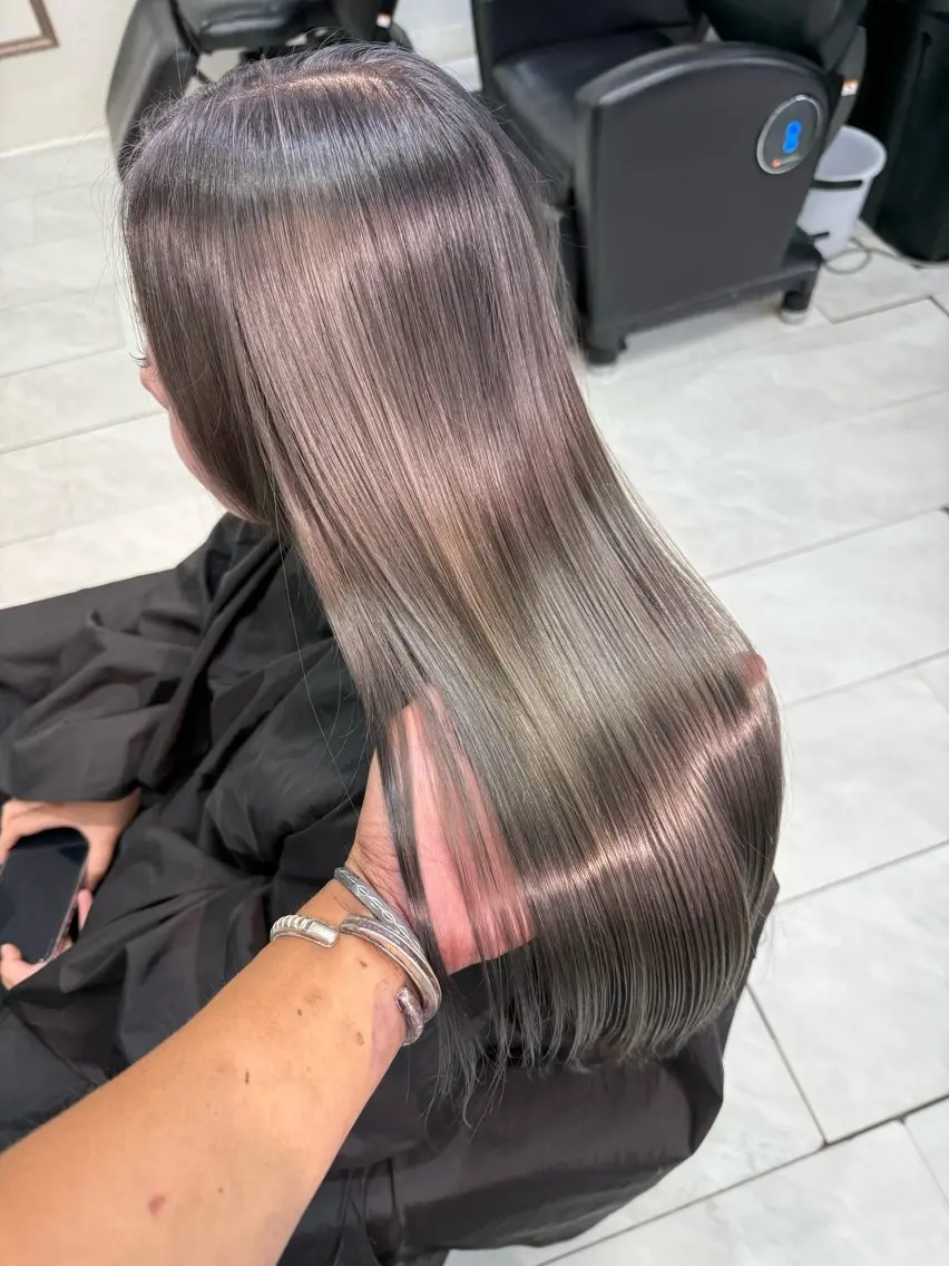 ロング カラー アッシュ アッシュグレー ブリーチ ケアブリーチ 透明感カラー ヘアカラー Lima/ハイトー ン/ブリーチ/心斎橋のヘアスタイル