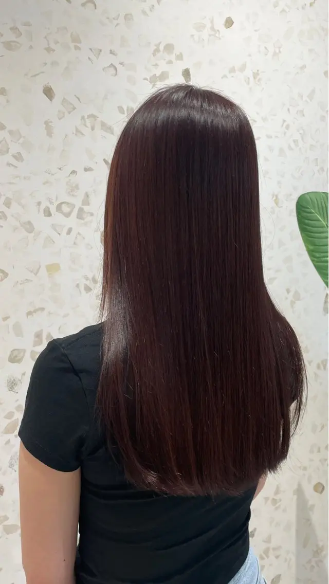カラー レッドカラー 上原 彩乃のヘアスタイル