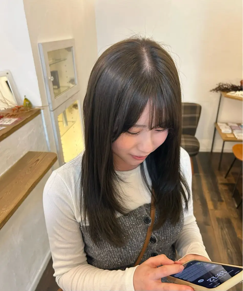 セミロング カラー 透明感カラー オリーブカラー オレンジ ヘアカラー 朝岡 真夕のヘアスタイル