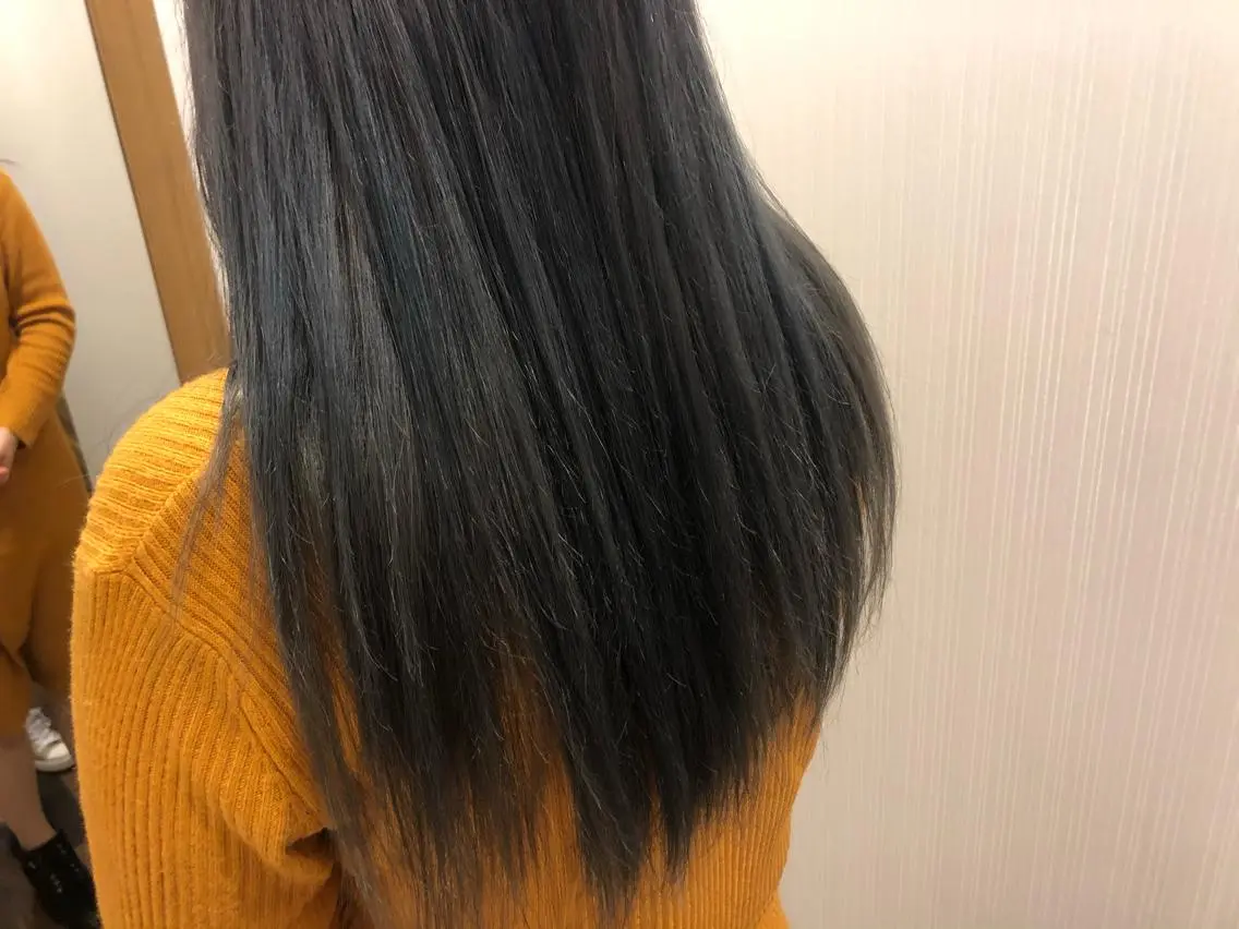 ロング カラー ダークグレー ヘアカラー トリートメント 新井 友菜のヘアスタイル