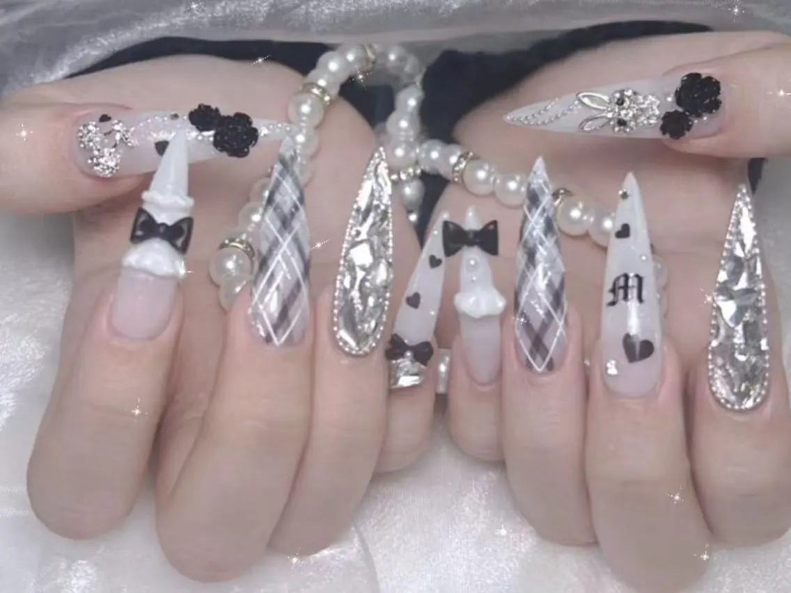 ネイル 長さ出し キラキラネイル 韓国ネイル ロングネイル マグネットネイル ハンドネイル ハンドケア Akira✨ nailのネイルデザイン