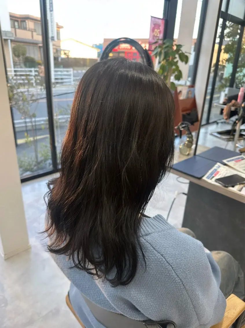セミロング ヘアカラー トリートメント 𝑴𝒐𝒓𝒊 /髪質改善/艶髪🖤のヘアスタイル