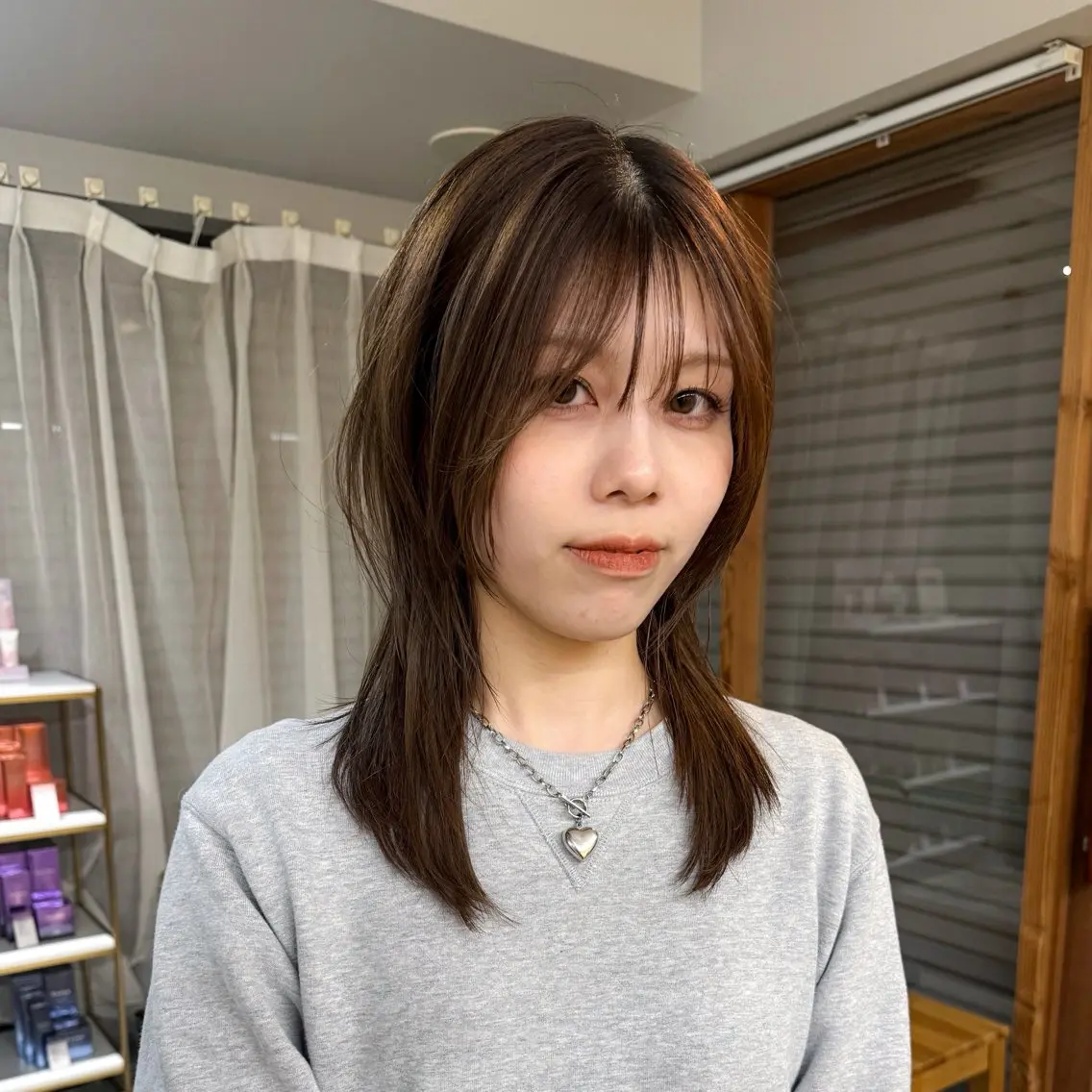 セミロング カラー グレージュ 顔まわりレイヤー ハッシュカット レイヤーカット ウルフカット 岸本 和浩のヘアスタイル