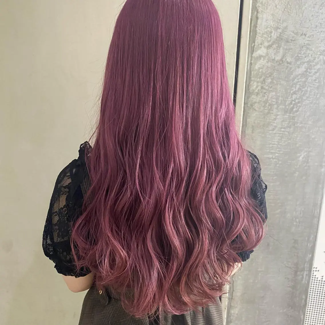 セミロング カラー カシス ピンクカラー 清村 和音のヘアスタイル