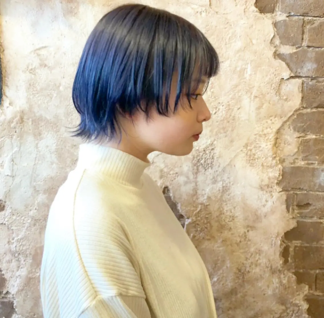 ショート カラー ネイビーカラー ウルフカット ブリーチ、パーマ 西部笑のヘアスタイル