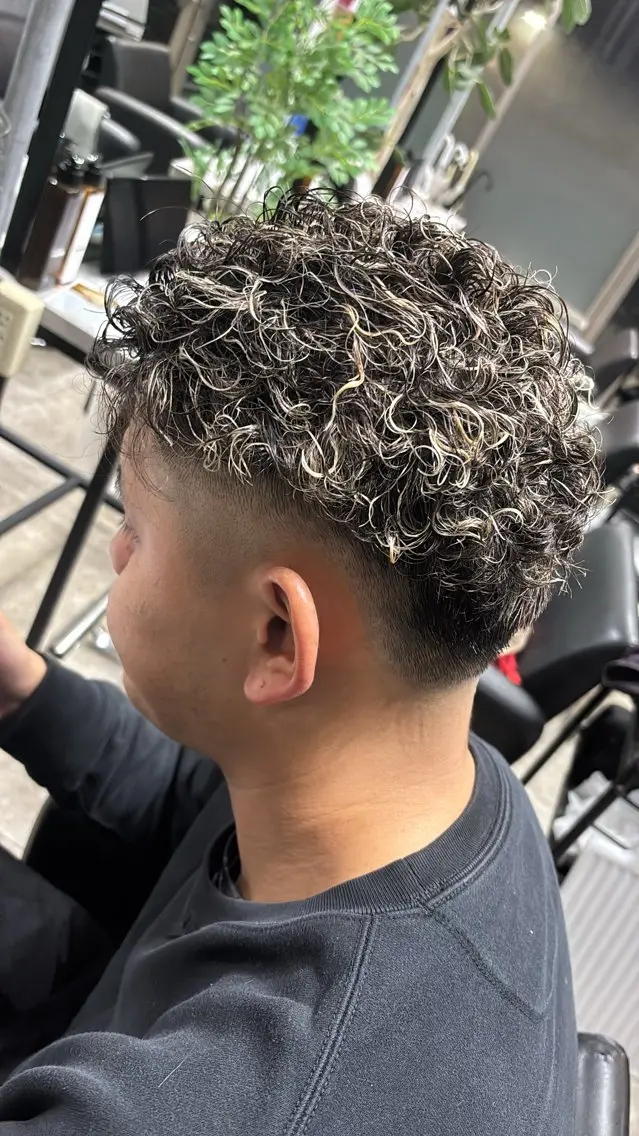ショート カラー パーマ メンズ メンズハイライト メンズパーマ ハイライトカラー ハイライト カット ヘアカラー ✂︎GLITTER ✂︎Yuu✂︎のヘアスタイル