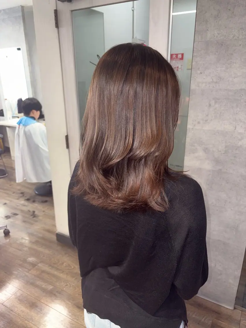 ミディアム カラー レイヤーカット カット ヘアカラー トリートメント SHUKA🎀 韓国スタイル艶カラーのヘアスタイル