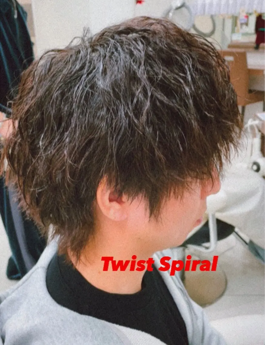 【ナチュラルな動き】似合わせカット＋ツイストスパイラルパーマ（緩め）の写真