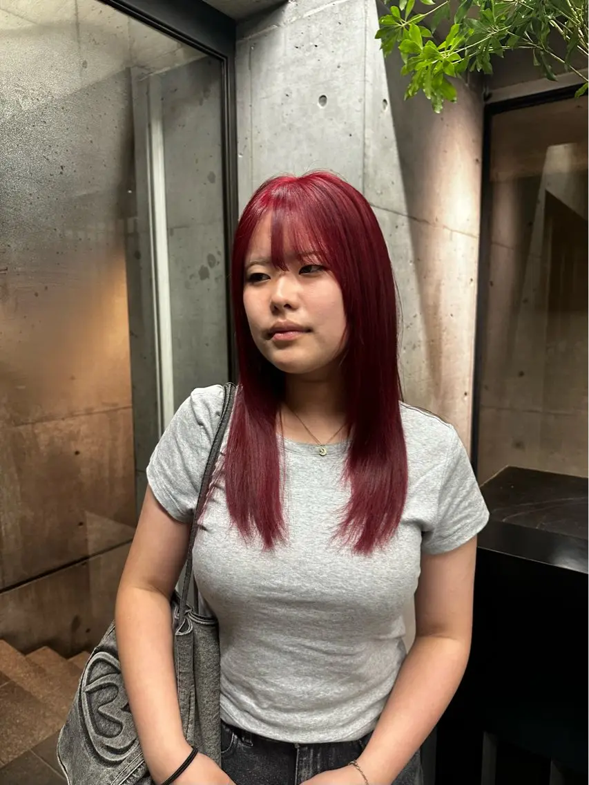 セミロング カラー ピンクカラー レッドカラー 西 美羽のヘアスタイル