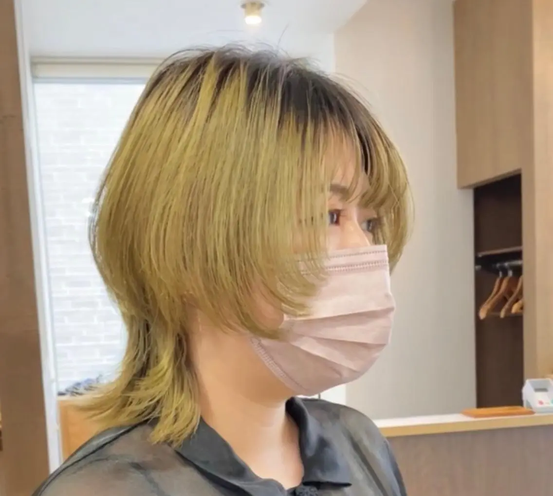 ショート カラー ウルフカット 横尾 歩のヘアスタイル