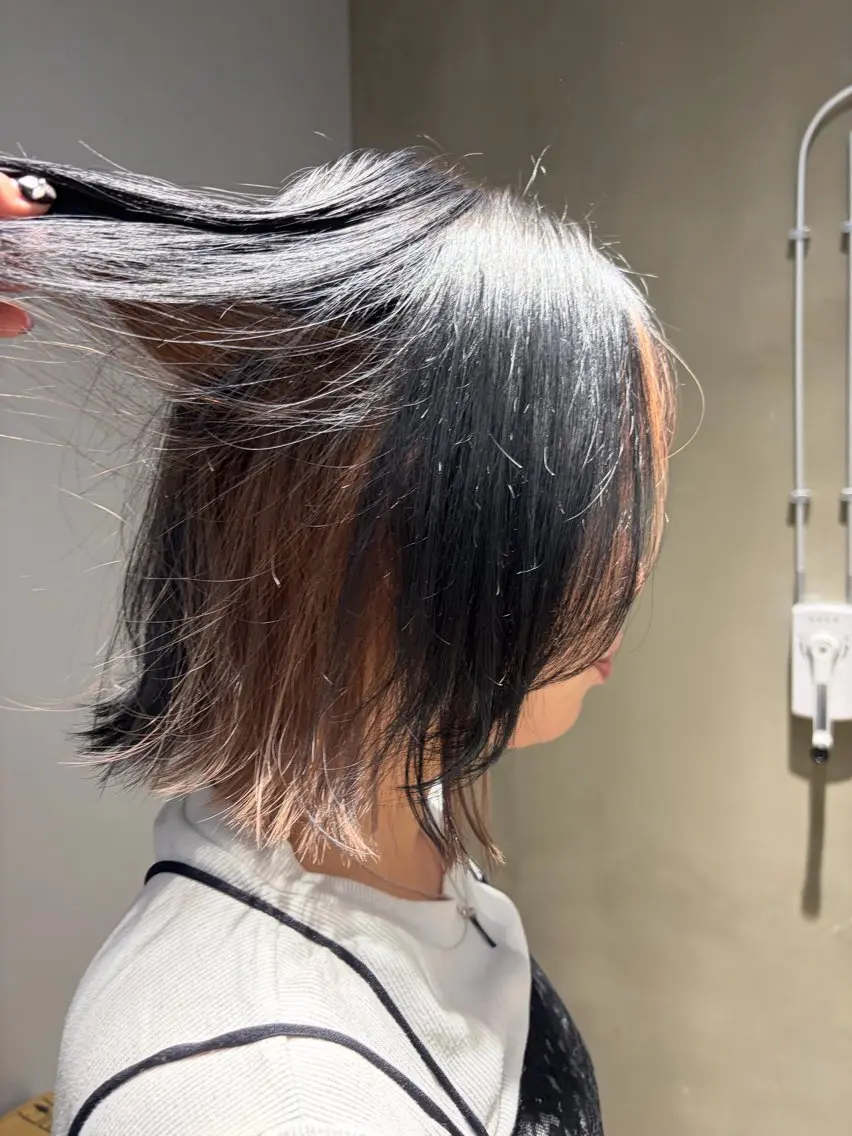 ショート カラー ベージュカラー ブリーチ インナーカラー ミルクティーベージュ ピンクカラー 仲里 彩生のヘアスタイル