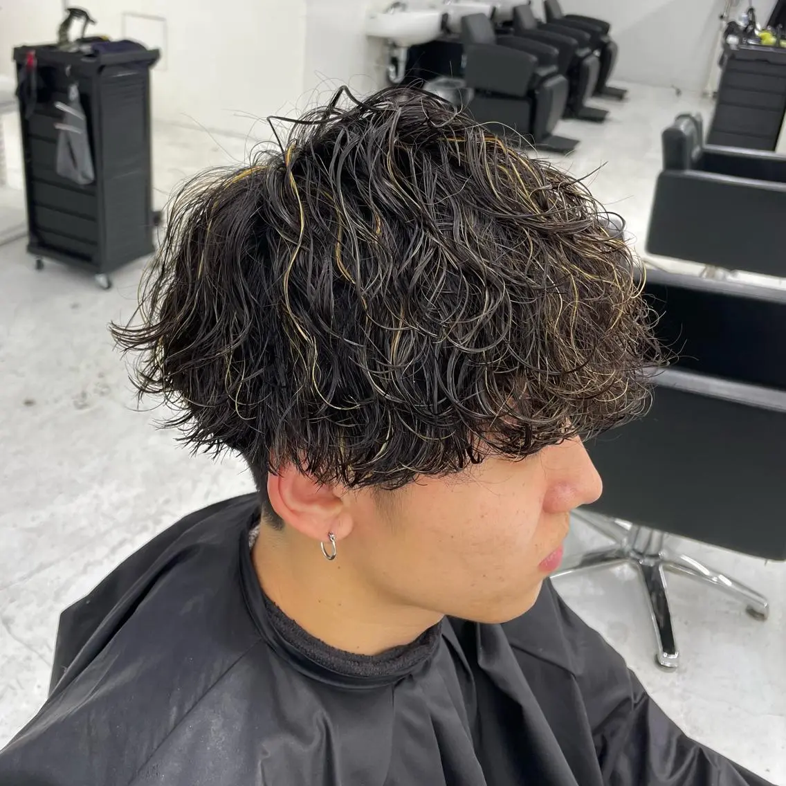 ミディアム パーマ メンズ メンズハイライト 波巻きパーマ ハイライト カット ヘアカラー トリートメント 【柏メンズパーマ職人 】店長　KAZUMAのヘアスタイル