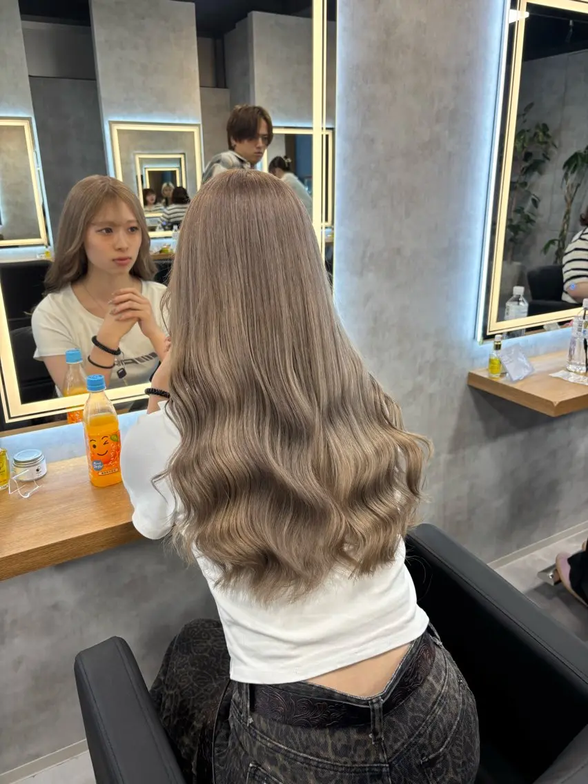 ロング カラー パーマ ヘアアレンジ ヘアカラー トリートメント ヘッドスパ ヘアセット 透明感ブリーチカラー 🌈TOMOHIROのヘアスタイル