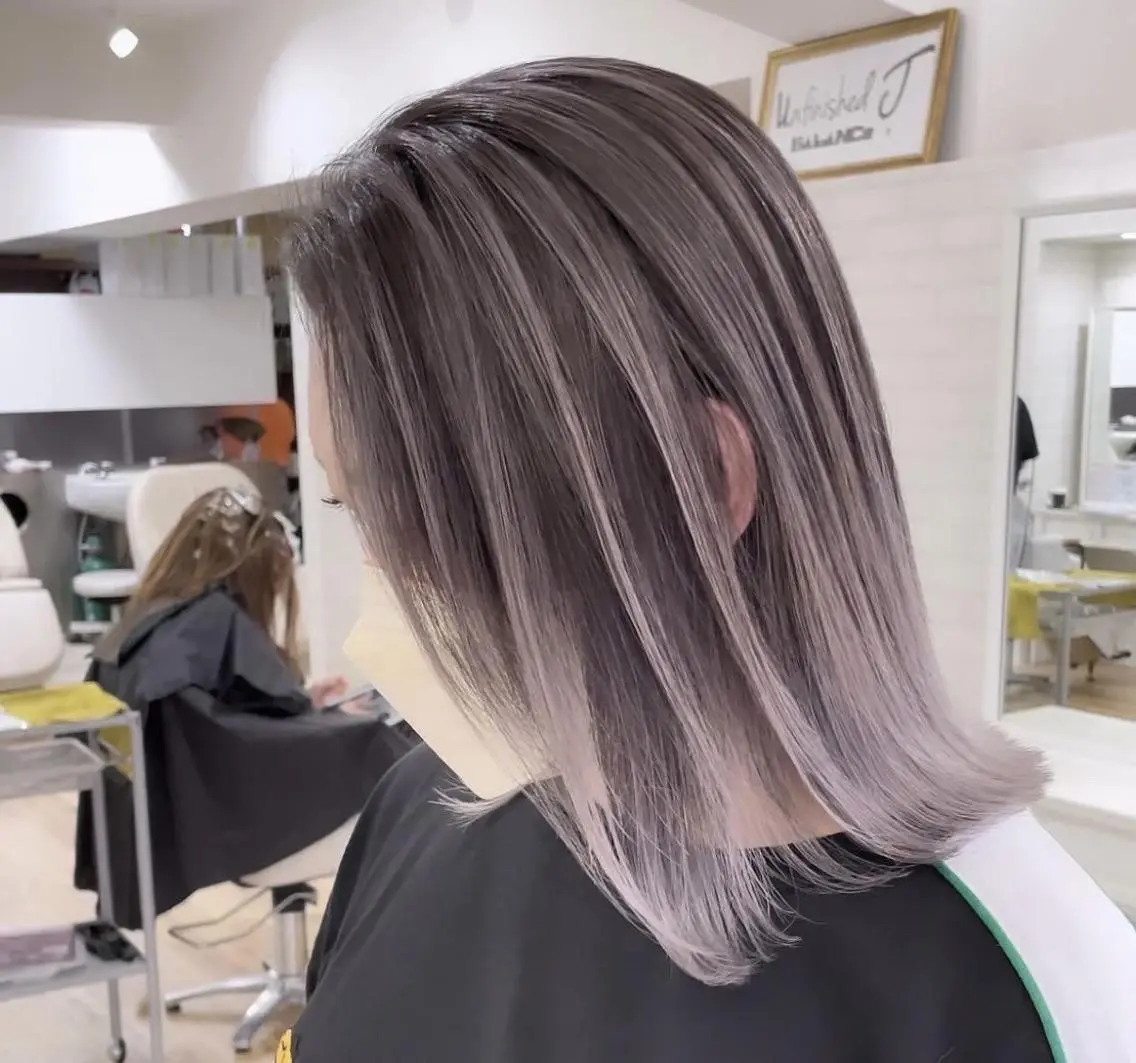セミロング レイヤーハイライト ブリーチJUNKIのヘアスタイル