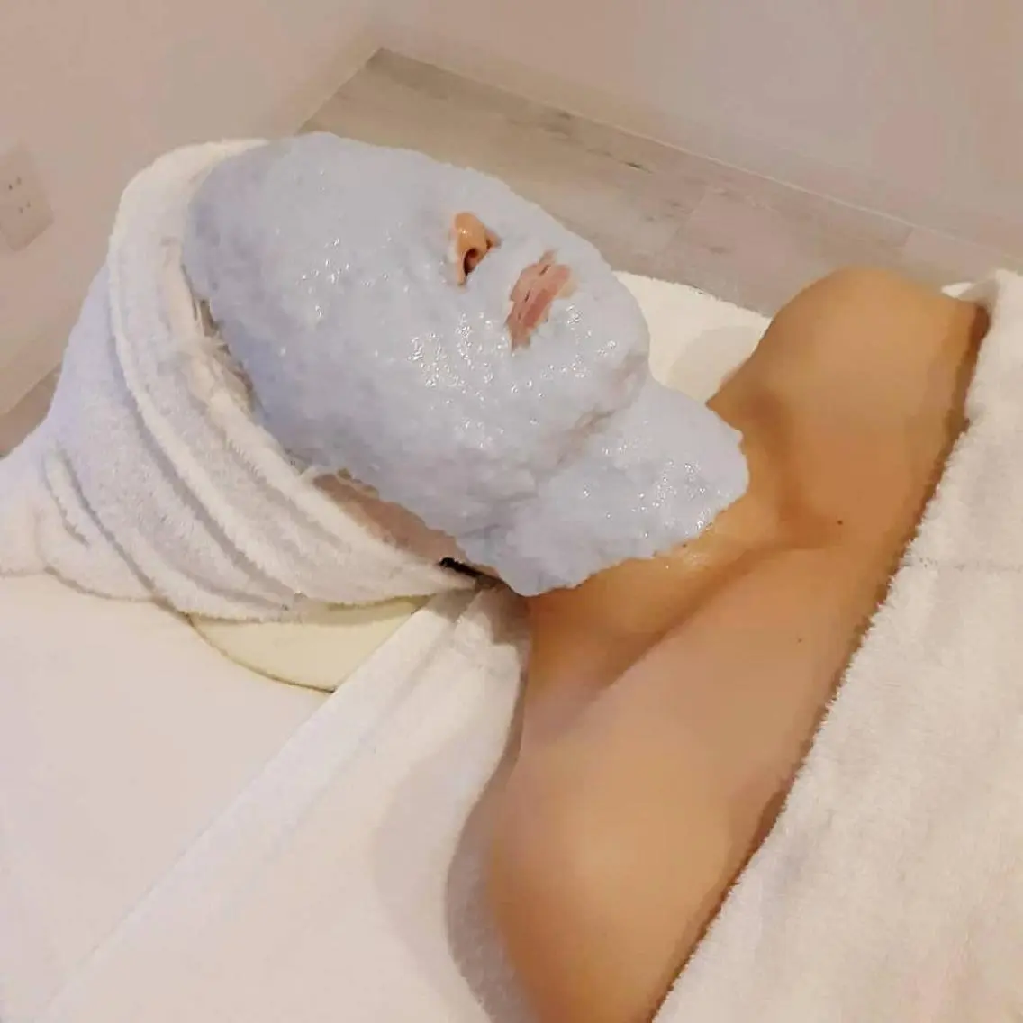 新人モニター用　保湿or美白シートマスクつき　フットマッサージ、デコルテケア付きの写真