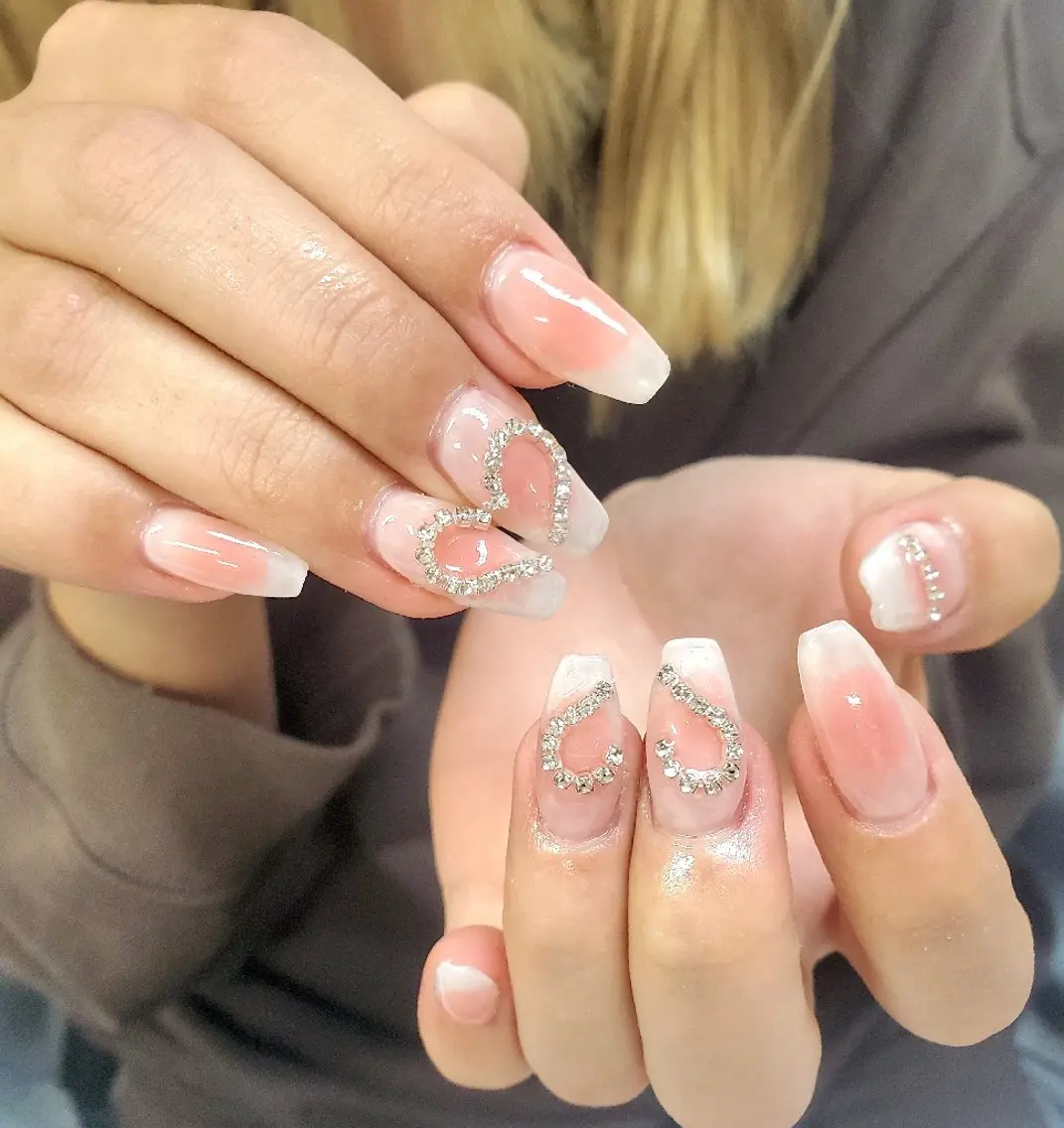 ネイル チークネイル フレンチネイル ガーリー ハート キラキラネイル ハンドネイル Nail 🌱TSUBASAのネイルデザイン