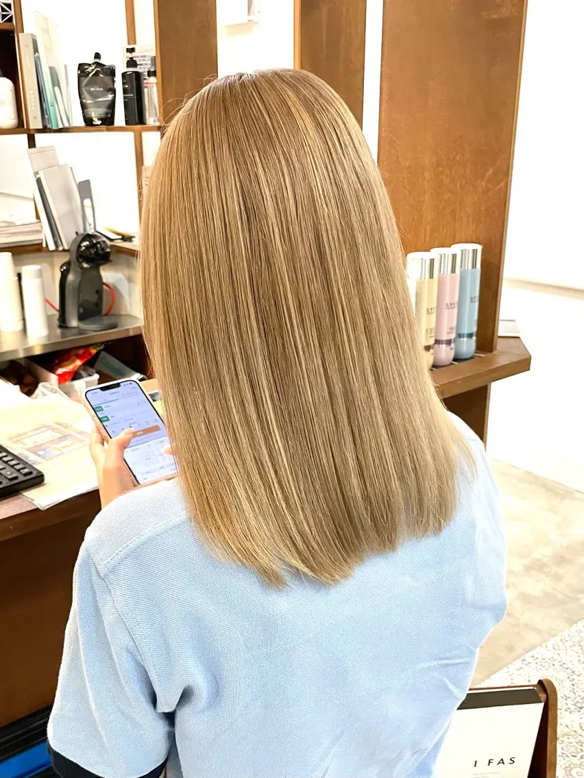 ミディアム カラー ブリーチ まろやかなベージュ 小池春樹のヘアスタイル
