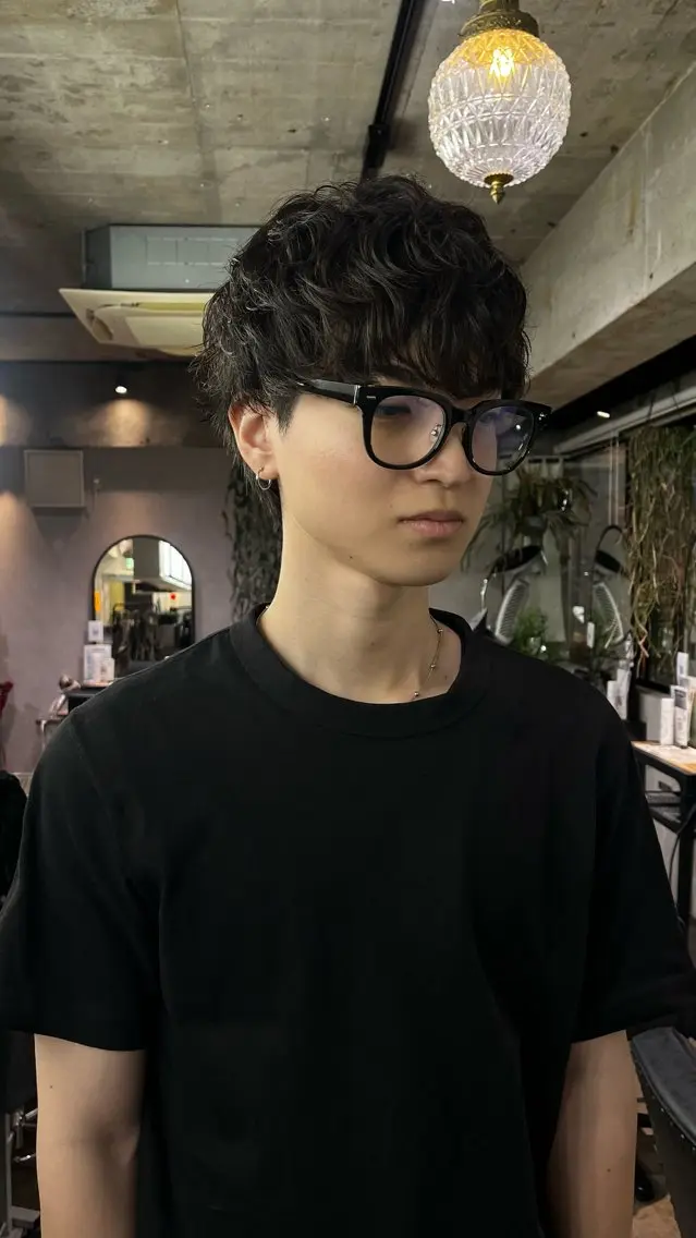 ショート パーマ メンズ 切りっぱなしボブ メンズブリーチ センターパート メンズハイライト メンズハイトーン カット パーマ HARUKI🏔️/ メンズ/透けブラウンのヘアスタイル