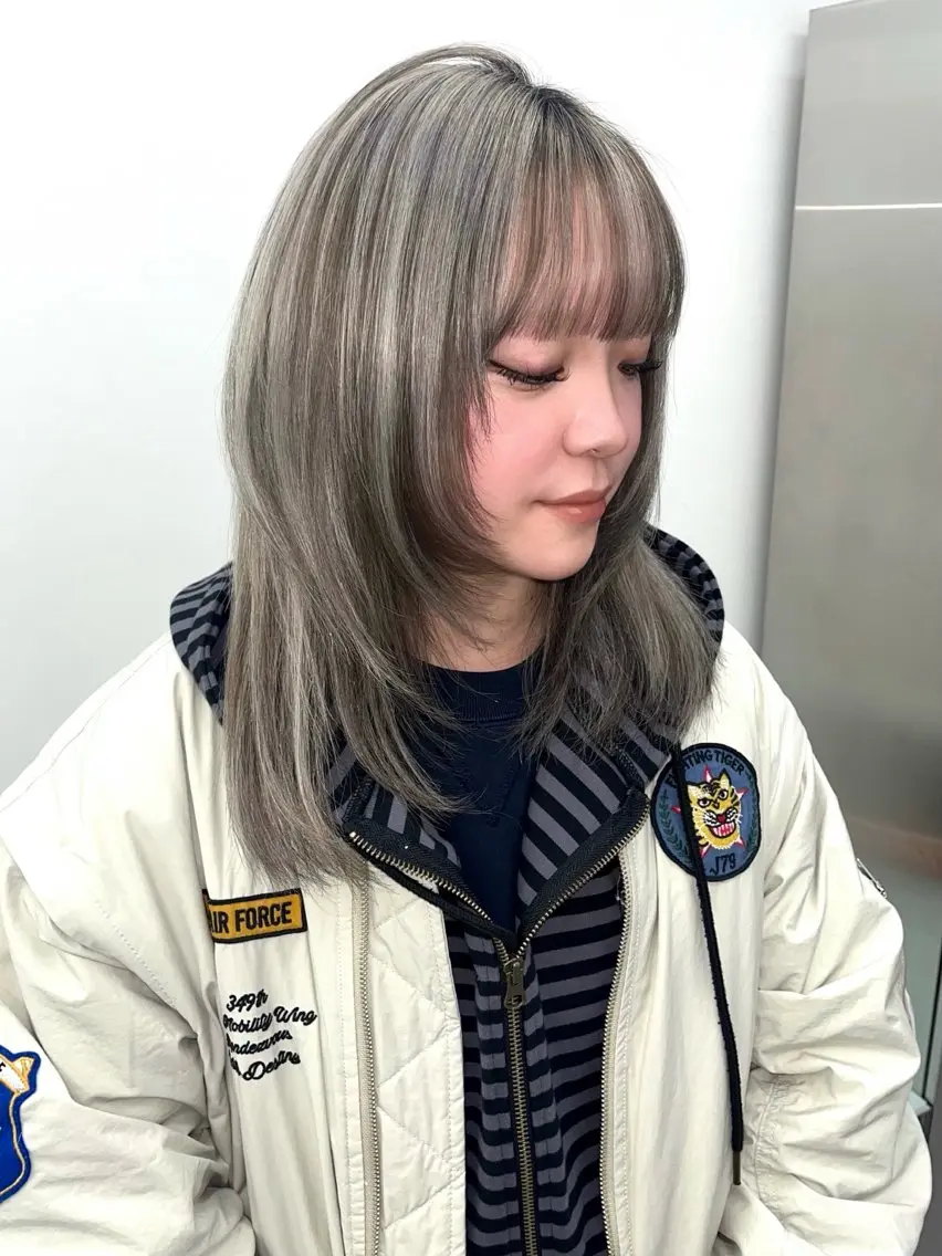 セミロング カット ヘアカラー トリートメント kosoraレイヤー ハイトーン/デザインのヘアスタイル