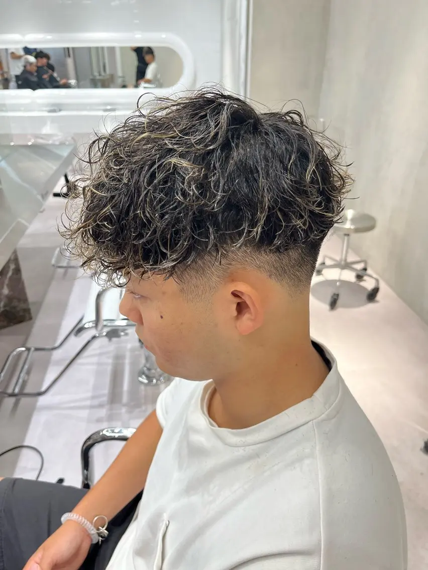 ショート パーマ メンズ ⚡メンズパーマフ ェードカットTomyのヘアスタイル
