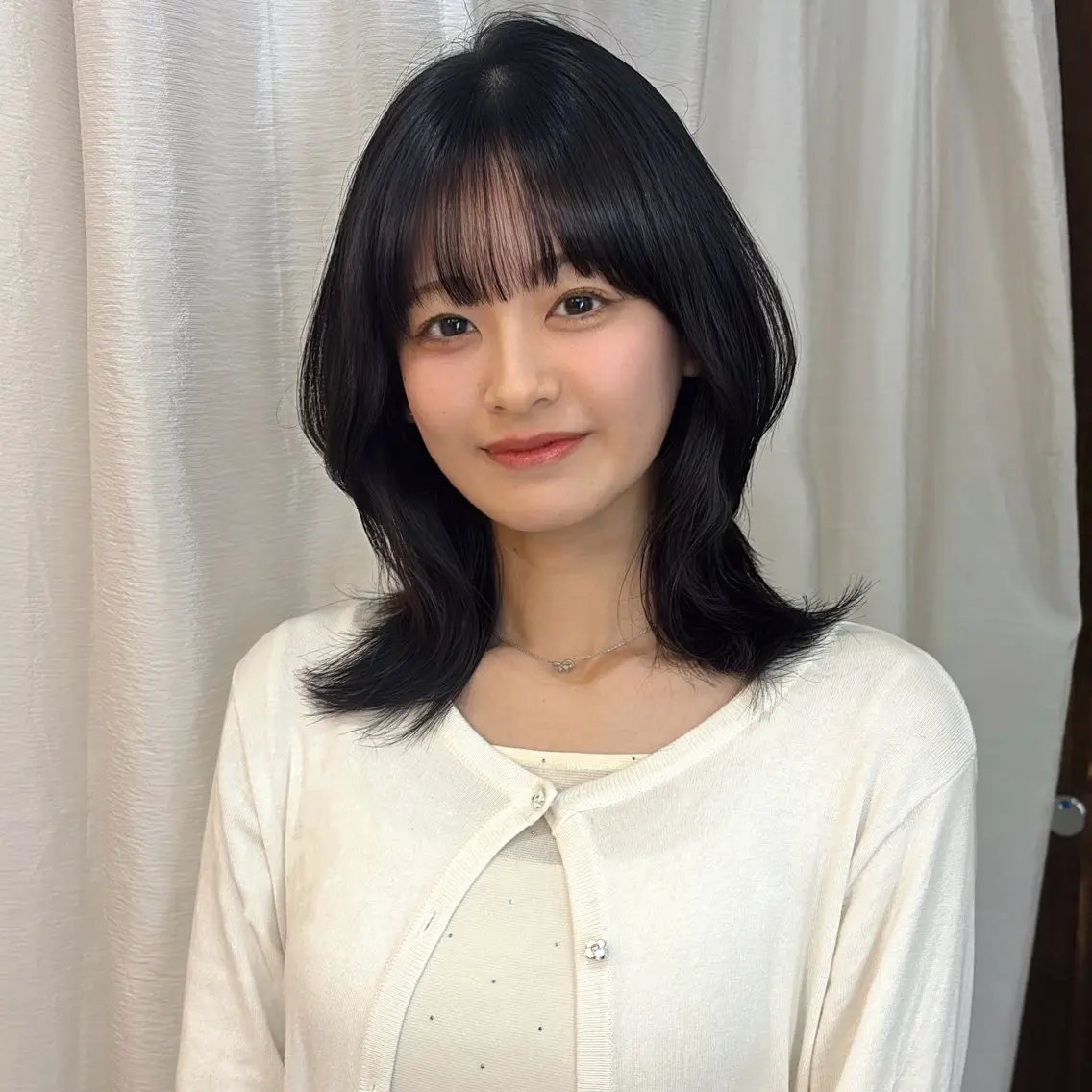 ミディアム くびれヘア ハッシュカット レイヤーカット カット ゆうめ 透明感カラー /韓国風レイヤーのヘアスタイル