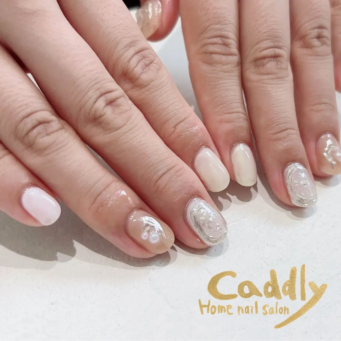ネイル ニュアンスネイル シルバー 黄色 ハンドネイル caddly naoのネイルデザイン