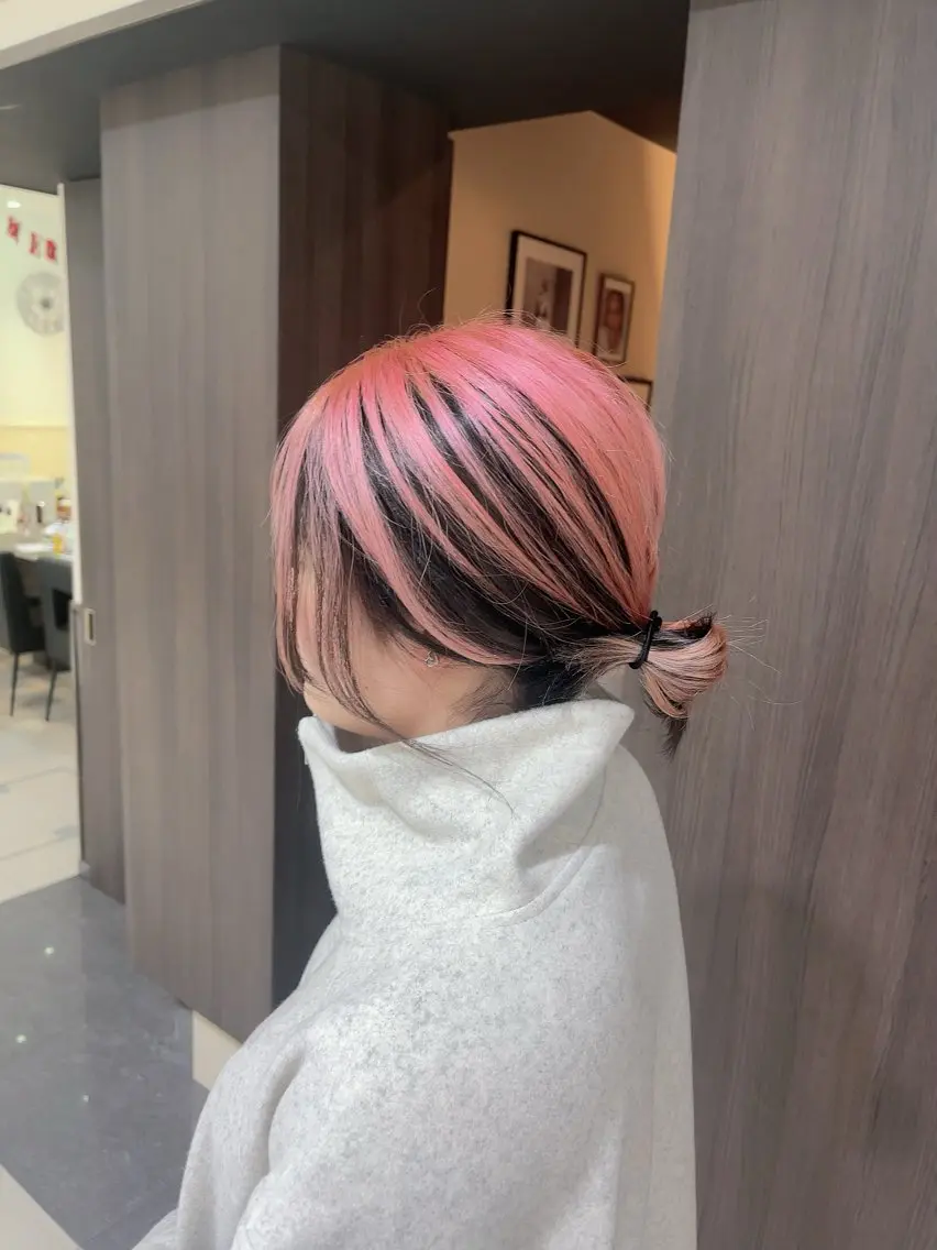 日曜日空きあり‼️ 艶々カラー🩷のヘアスタイル
