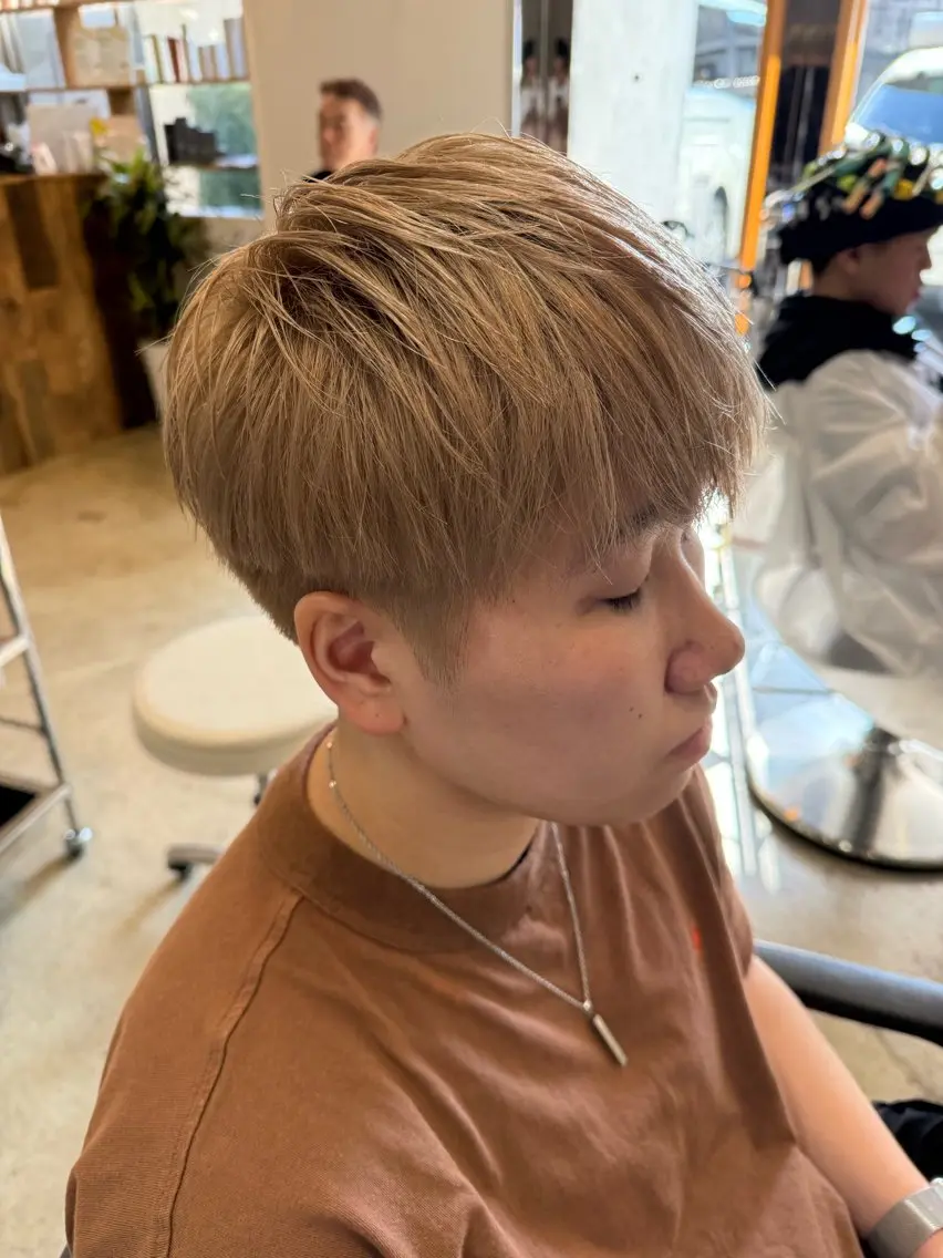 ショート カラー ベージュカラー ミルクティーベージュ ヘアカラー 飯泉/メンズカラー ツイスパ/メッシュのヘアスタイル