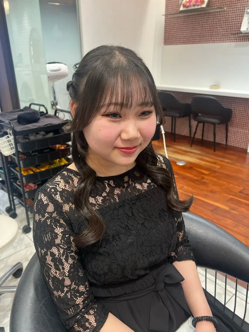 ロング ヘアアレンジ ハーフアップ ヘアセット コテ巻きパーマ💙 シノヤユイのヘアスタイル