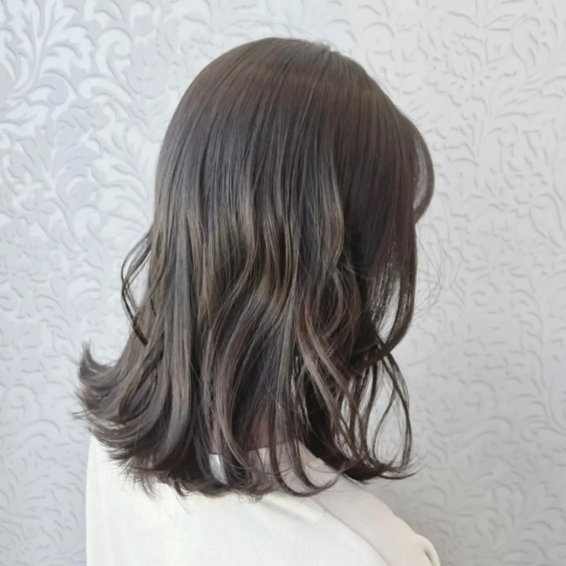 ミディアム カラー ベージュカラー オリーブベージュ 外ハネヘア 顔周りカット/透明感 カラー🤍大塚蛍のヘアスタイル