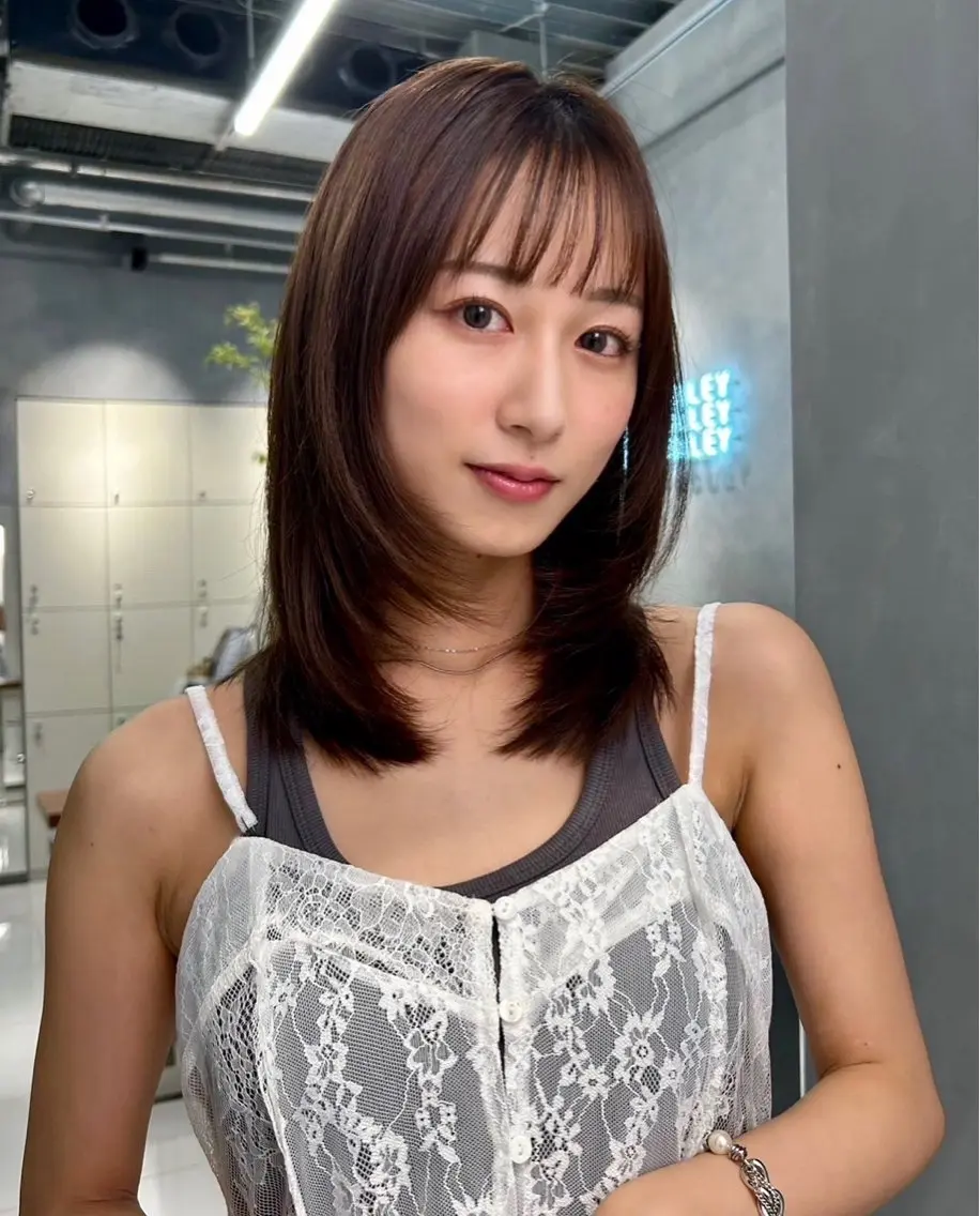 セミロング 顔まわりレイヤー 顔周りカット レイヤーカット 白髪染め 解決‼️のヘアスタイル