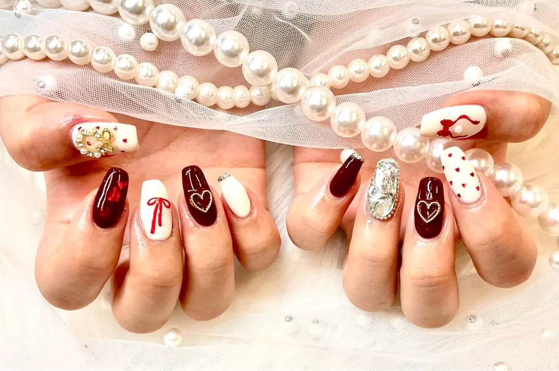 ネイル アートネイル ボルドー ジェルネイル ハート ロングネイル ハンドネイル Queeens nailのネイルデザイン