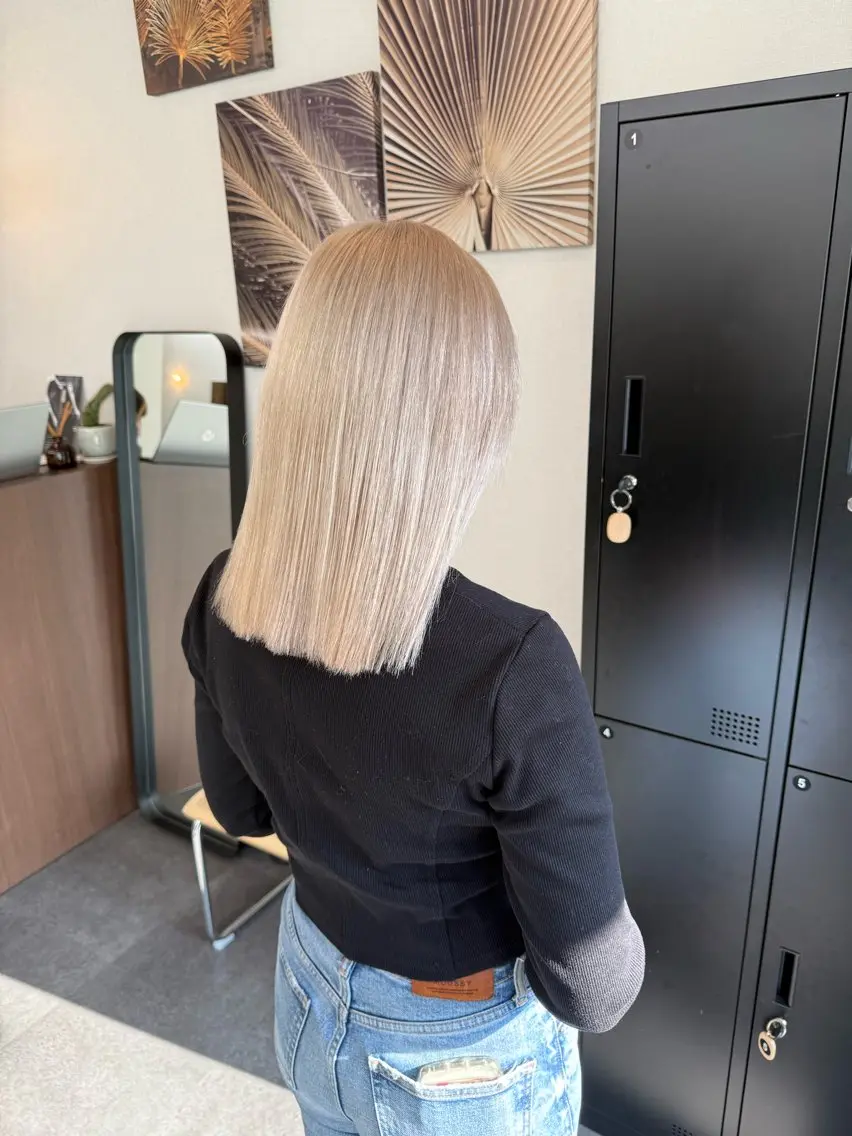 ミディアム カラー 碇山 楓己のヘアスタイル