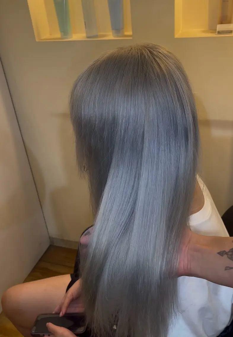 ロング カラー シルバー ヘアカラー トリートメント 白金/髪質改善/ダブ ルカラー/ハイトーンのヘアスタイル