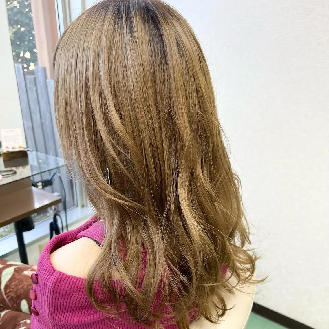 セミロング カラー ベージュカラー ハイトーンカラー ハイトーンベージュ カット 甲田 豪徳のヘアスタイル