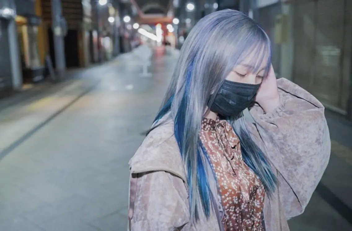 ロング カラー ブリーチ ケアブリーチ ダブルカラー インナーカラー ネイビーカラー 安藤悠里/ハイトーン /デザインカラーのヘアスタイル