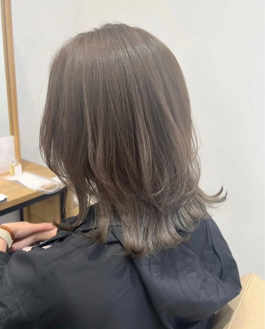 ミディアム カラー 透明感カラー グレージュ ヘアカラー 廣瀬 茉南のヘアスタイル