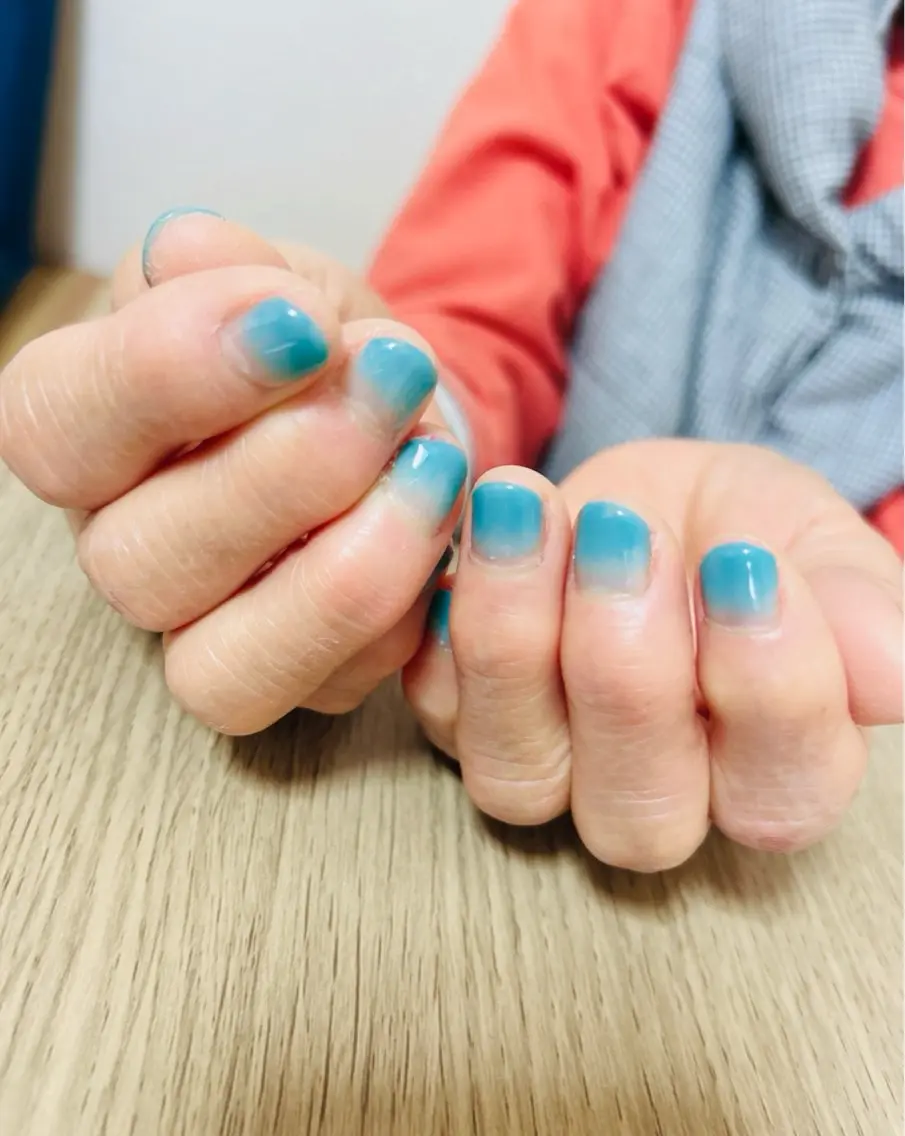 ネイル ブルー グラデーション aneughan nailのネイルデザイン
