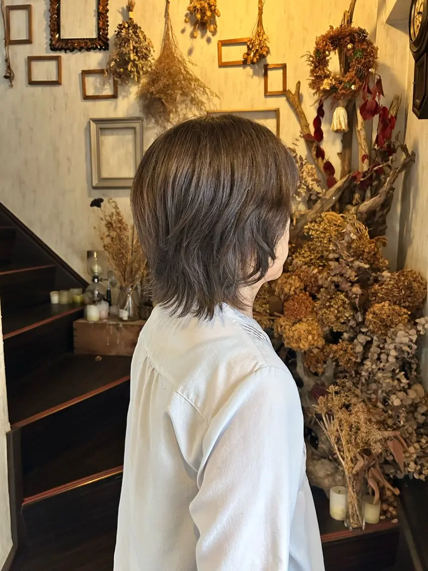 ミディアム ミディアムパーマ アッシュ 伸ばしかけ 外ハネヘア カット ヘアカラー トリートメント minami 🐣のヘアスタイル