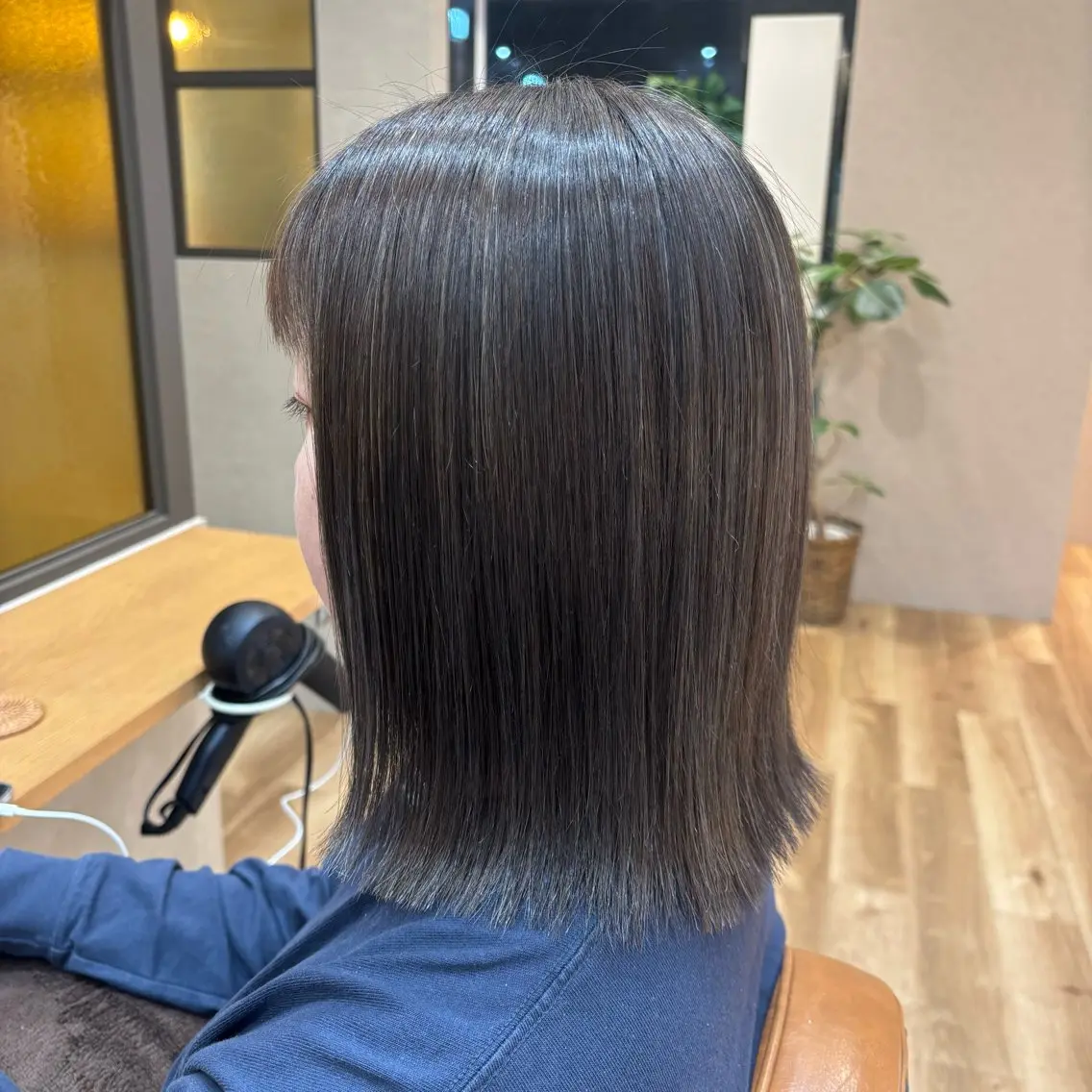 ミディアム 切りっぱなしボブ ボブ ハイライト 小西 七菜子のヘアスタイル