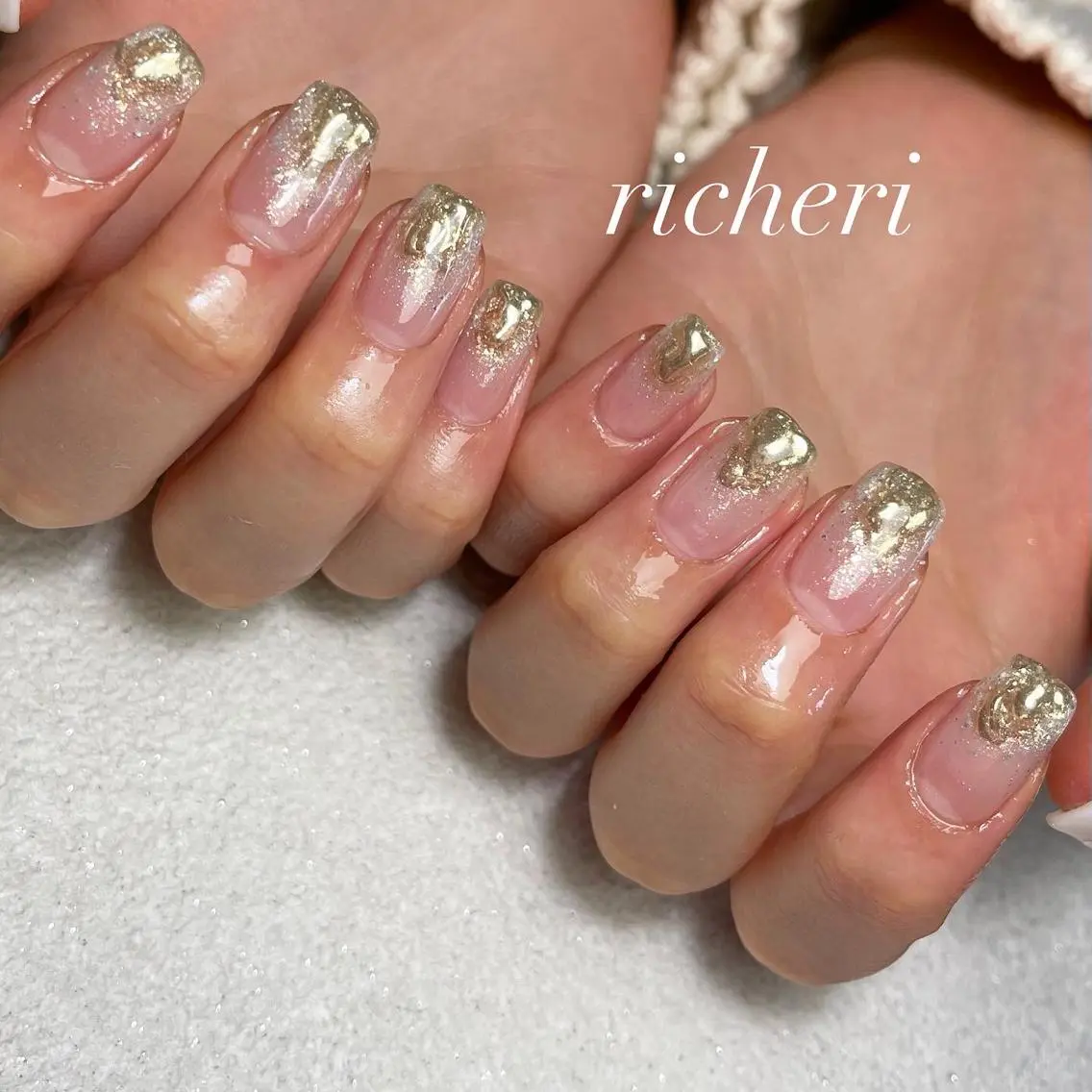 ミディアム ネイル アートネイル ジェルネイル ゴールド キラキラネイル レース richeri beautyのエステ・リラクイメージ