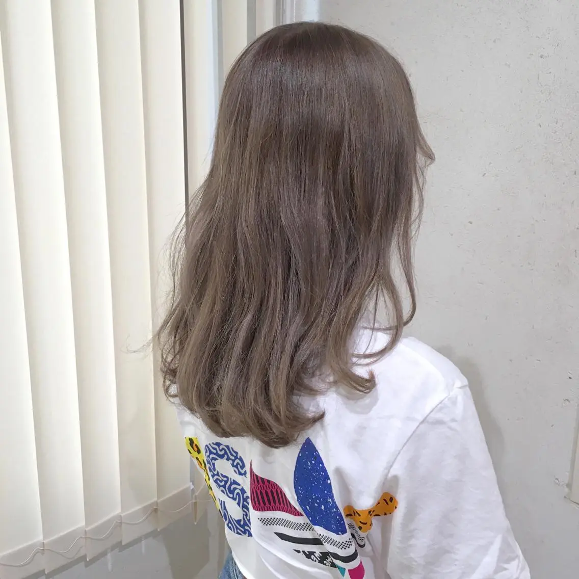 セミロング カラー パーマ ヘアアレンジ グレージュ イルミナカラー ハイトーン特化🤍 浦住のヘアスタイル