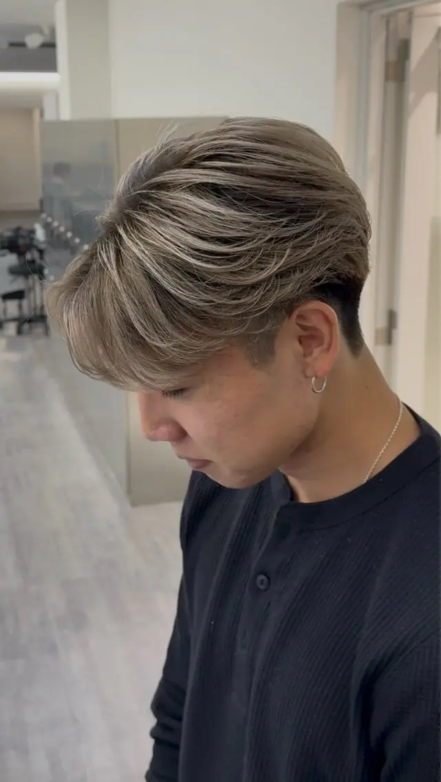 ショート カラー メンズ メンズバレイヤージュ バレイヤージュ ベージュカラー 透明感カラー レイヤーカット ヘアカラー レオ/カラーモデル 透明感カラー/メンズのヘアスタイル