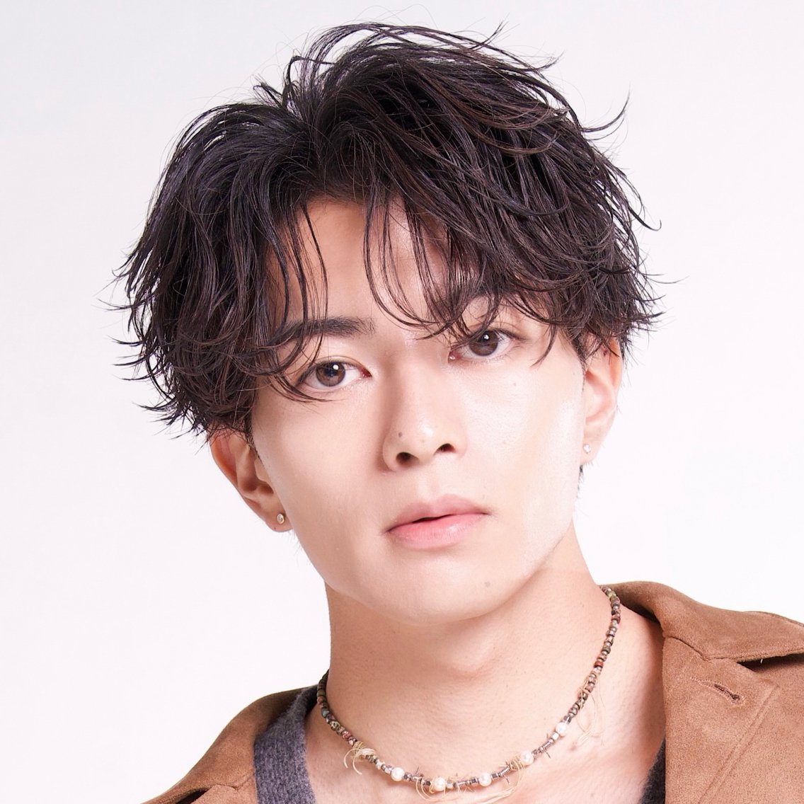 ミディアム パーマ ヘアアレンジ メンズ ミディアムパーマ センターパート フェザーパーマ メンズパーマ 柴﨑 悠利 天神 メンズカットのヘアスタイル
