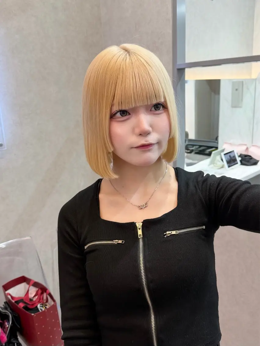 ミディアム カット ヘアカラー トリートメント karin ボブハイトーンのヘアスタイル