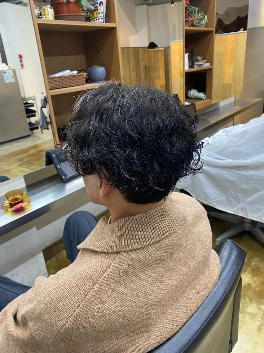 ショート パーマ メンズ センターパート マッシュ メンズパーマ 波巻きパーマ スパイラルパーマ BELO / yuzuのヘアスタイル