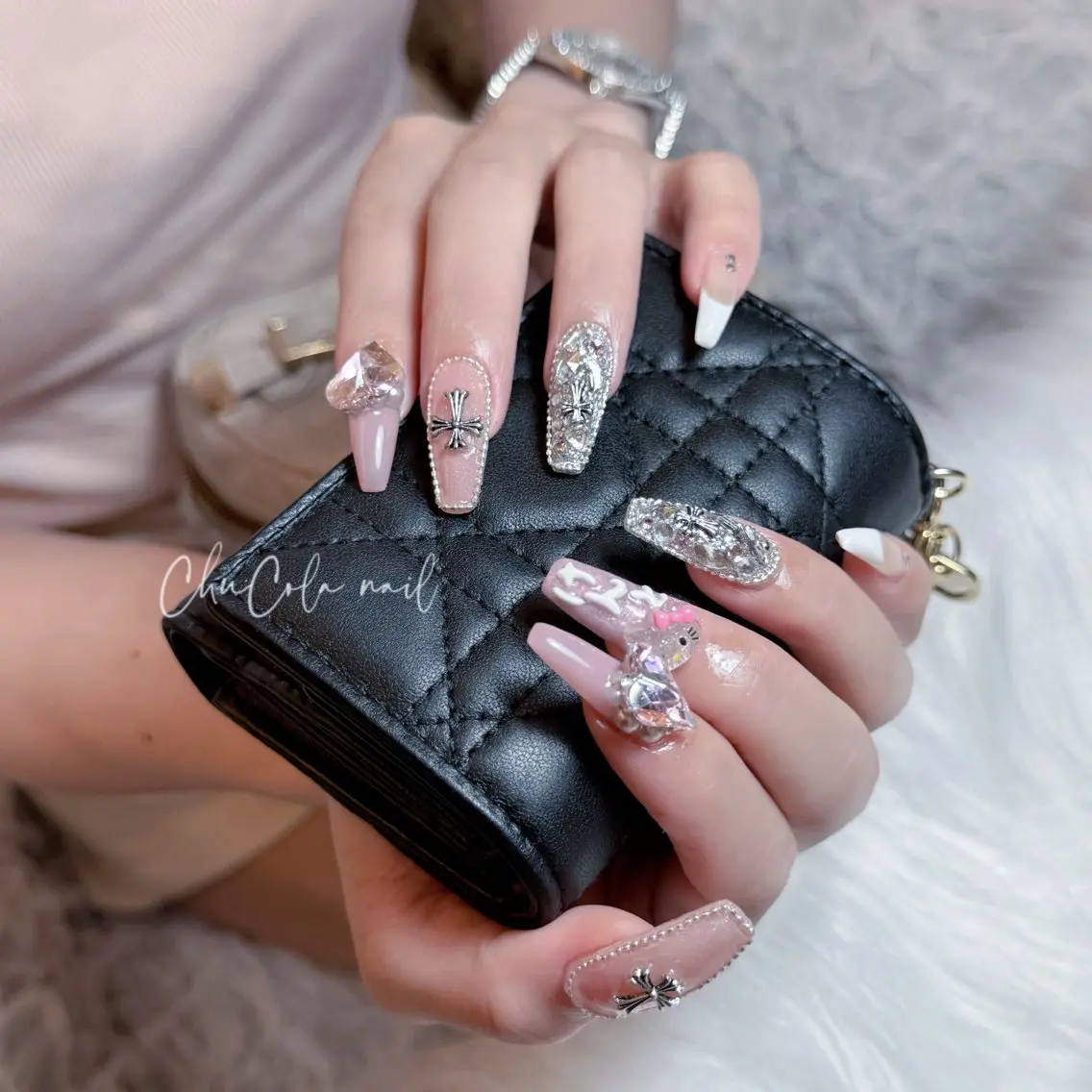 ネイル キラキラネイル ワンホンネイル nailsalon ChuColaのネイルデザイン